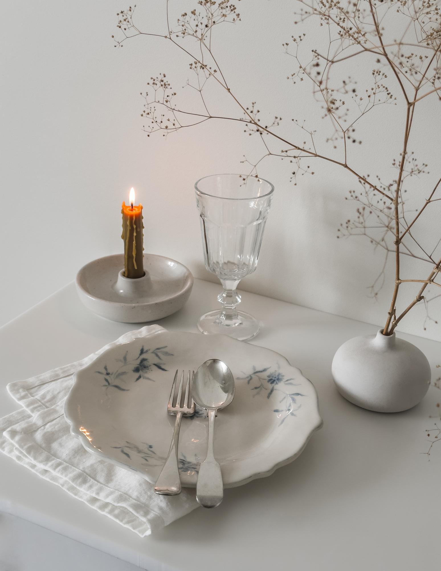 Intimate dining with candlelight and neutral linens